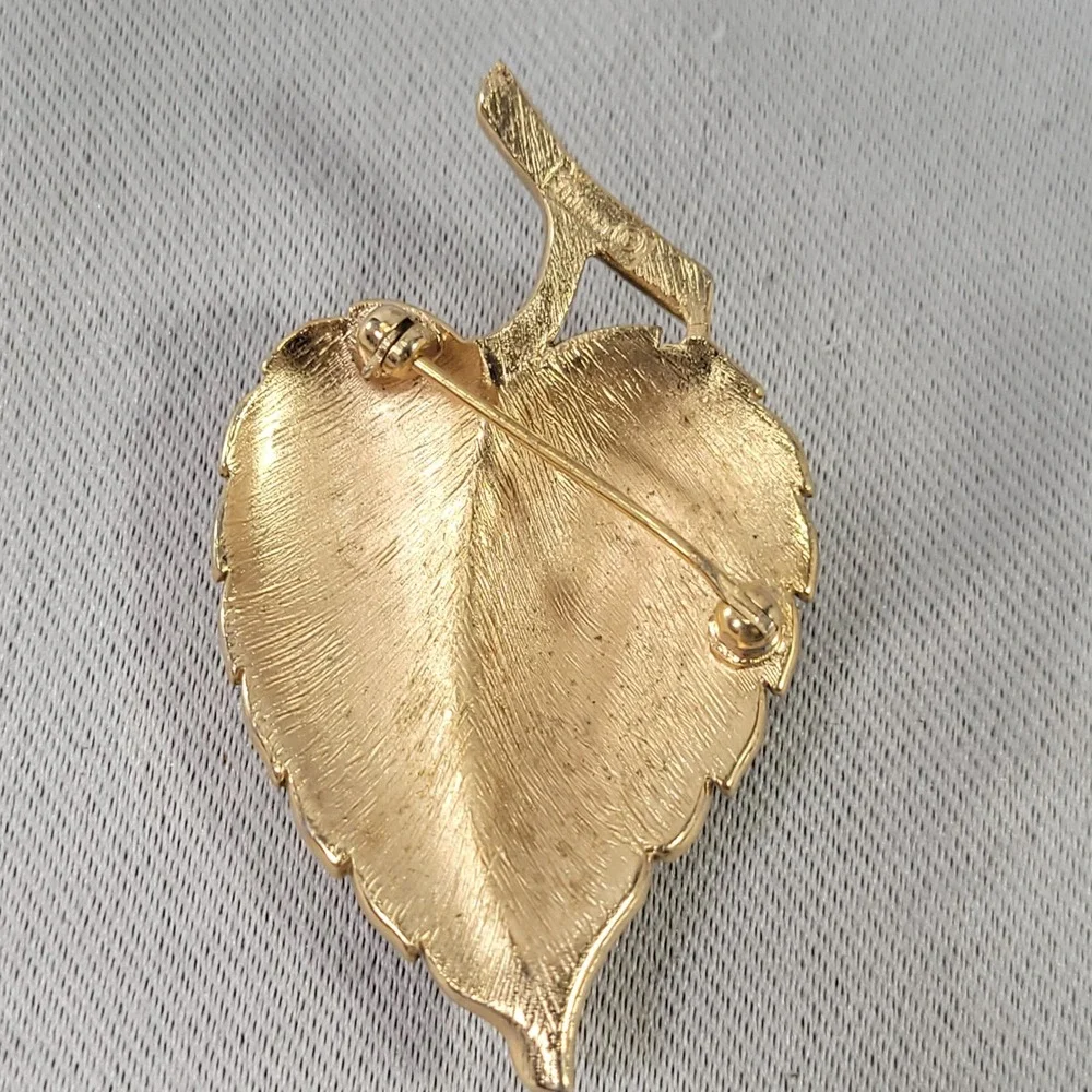Crown Trifari Vintage Gold Tone Leaf Brooch Textured‎ Botanical Pin
